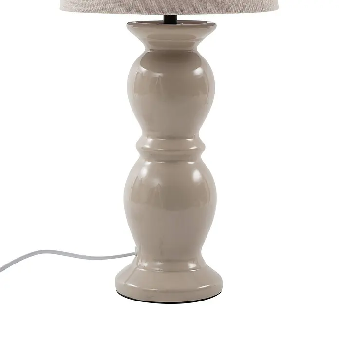 Lucande Tischleuchte Lyndorin - creme / amber, creme / amber, E27 - Beige Keramik-Tischlampe mit geformtem Fuß und hellem Stoffschirm, Stromkabel sichtbar.