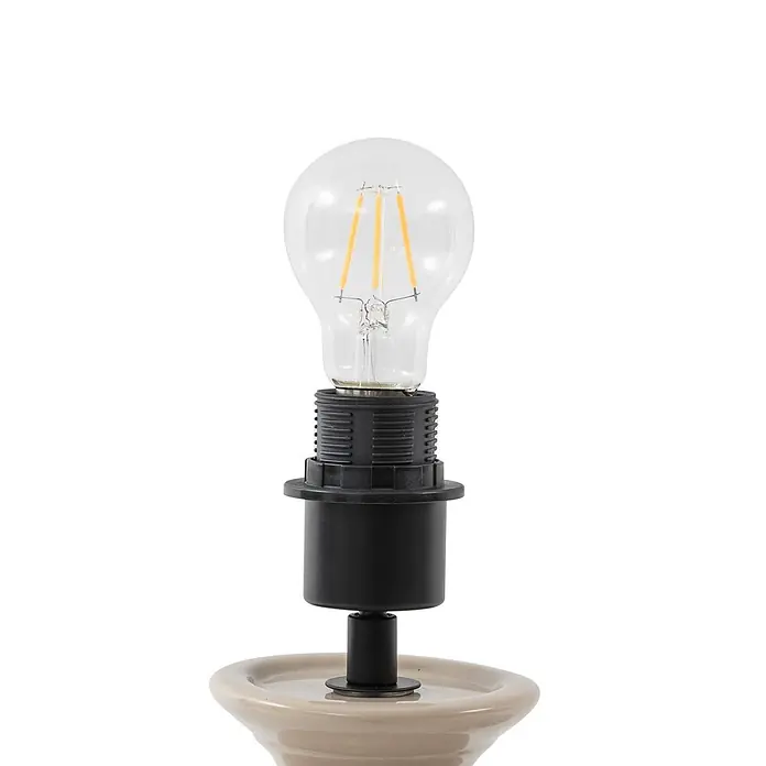 Lucande Tischleuchte Lyndorin - creme / amber, creme / amber, E27 - Klare LED-Glühbirne in einer schwarzen Fassung auf einem beigefarbenen Keramiklampenfuß.