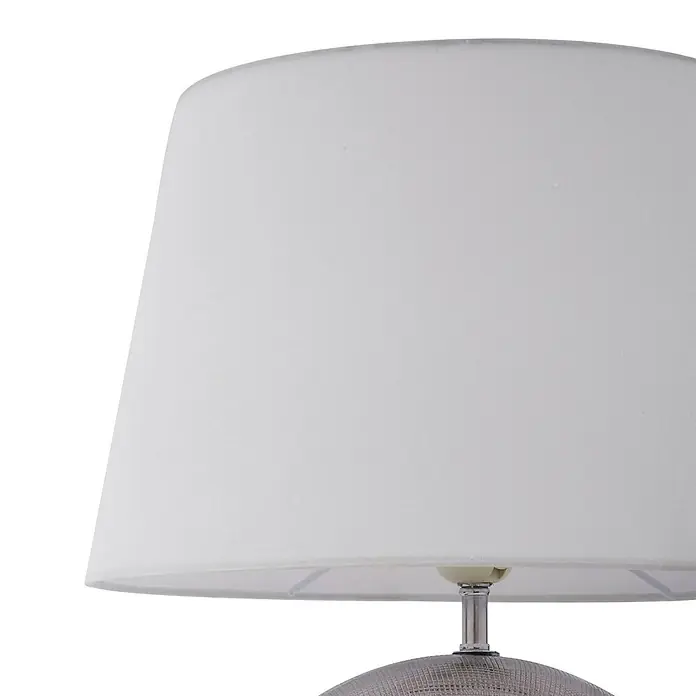 Lindby Tischleuchte Florentino - L x B x H: 35 x 23,5 x 48,5 cm, alu / grau / zink, weiß / opal, E27 - Ein weißer, konischer Lampenschirm aus Stoff, montiert auf einem metallisch silbernen Lampenfuß.