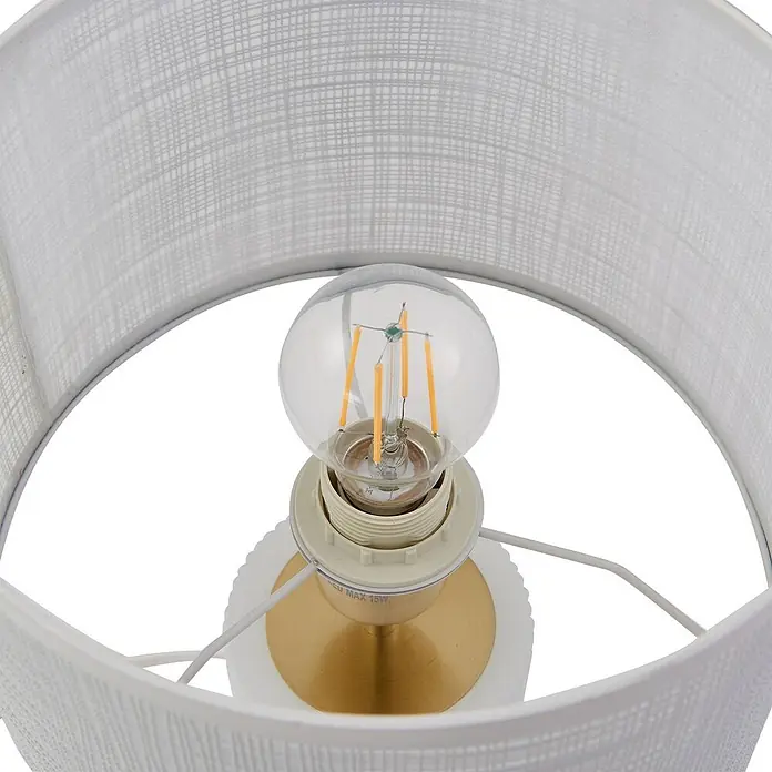 Lindby Tischleuchte Sorscha - L x B x H: 26 x 26 x 43 cm, weiß / opal, weiß / opal, E27 - Nahaufnahme einer Lampe mit weißem strukturierten Stofflampenschirm, klarer LED-Glühbirne und einem gold-weißen Sockel.