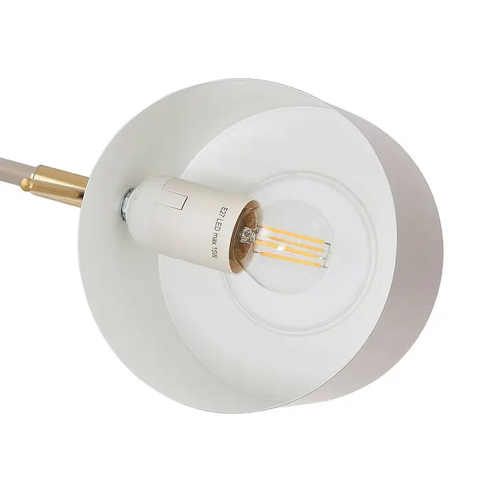 Lindby Tischleuchte Kaida - L x B x H: 30 x 15 x 43,5 cm, braun / rost, braun / rost, E27 - Nahaufnahme Lampe: weiße E27 LED-Birne in weißer Fassung, hellgrauer Metallschirm mit goldenem Armdetail.