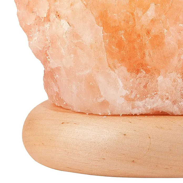 Envostar Tischleuchte Harmony - rot, E14 - Lampe aus rauem, rosa-orangefarbenem Himalaya-Salzkristall auf einem runden hellen Holzsockel.