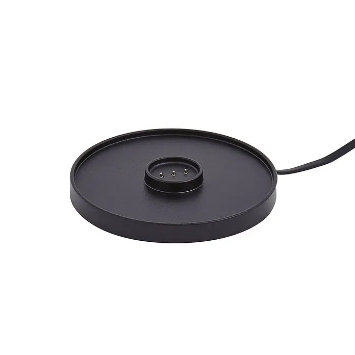 Lucande Tischleuchte Quill - schwarz, schwarz - Schwarze runde Ladestation mit drei Kontaktstiften und integriertem Kabel.