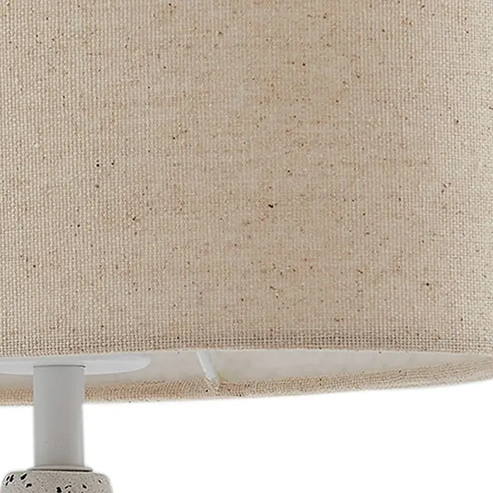 Lindby Tischleuchte Kody - weiß / opal, creme / amber, E27 - Nahaufnahme eines Lampenschirms aus naturfarbenem, strukturiertem Stoff mit sichtbaren Webfäden und kleinen dunklen Sprenkeln.