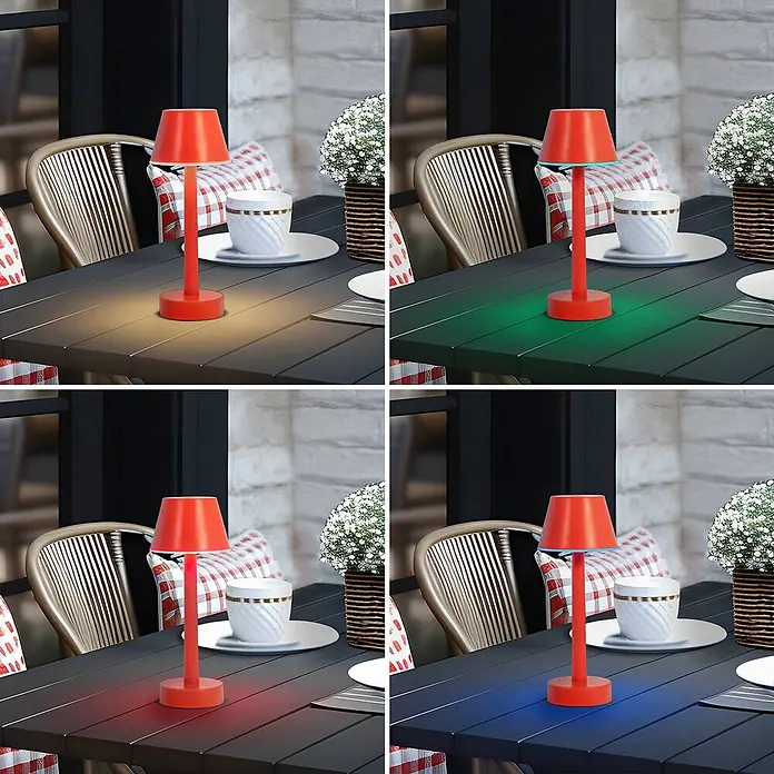 Lindby Tischleuchte Gaja - rot, rot - Rote Tischleuchte auf dunklem Tisch, die warmweißes, grünes, rotes und blaues Licht wirft.