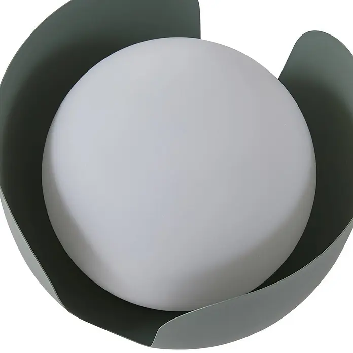 Lindby Tischlampe in grün, Nachttischlampe -  - Moderne Lampe mit kugelförmigem weißem Diffusor in einem dunkelgrünen blütenförmigen Schirm.