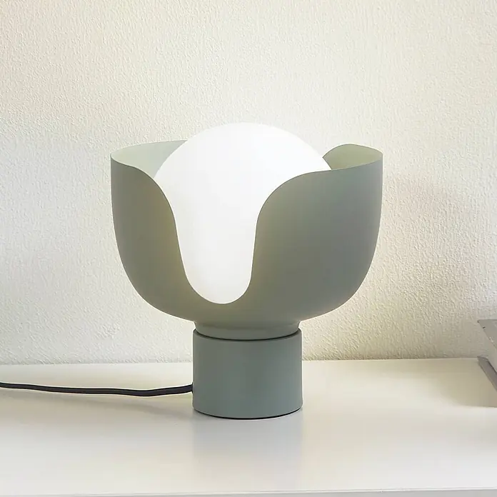Lindby Tischlampe in grün, Nachttischlampe -  - Moderne salbeigrüne Tischleuchte mit weißem Kugellicht und geschwungenem blütenblattähnlichem Schirm.