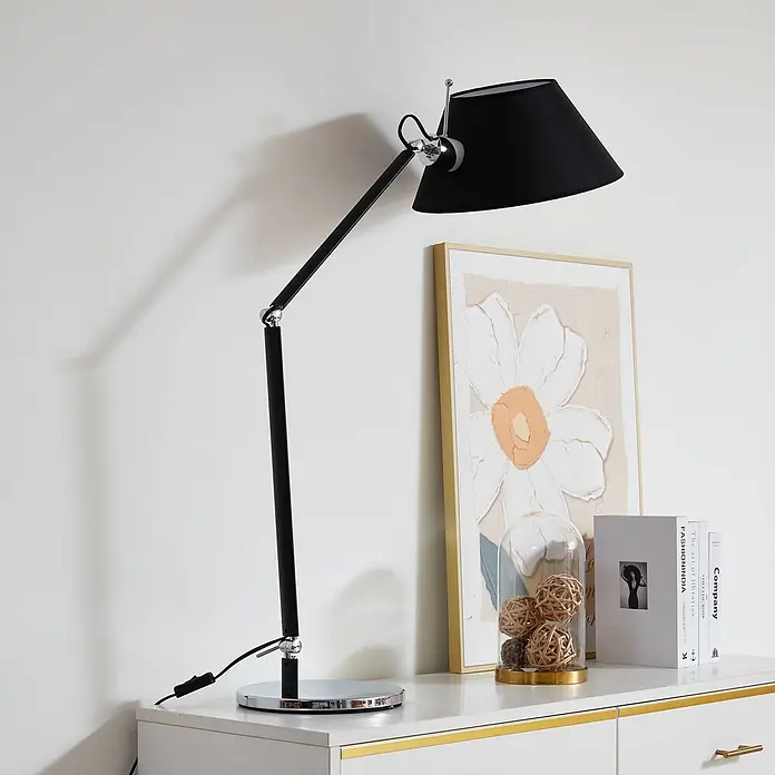 Lucande Tischleuchte Dansari - L x B x H: 98 x 33 x 127 cm, schwarz, schwarz, E27 - Schwarze verstellbare Lampe mit Chromdetails und konischem Schirm, auf einer weißen Kommode platziert.