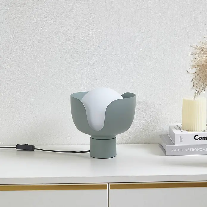 Lindby Tischlampe in grün, Nachttischlampe -  - Moderne salbeigrüne Tischlampe mit gebogenem weißem Diffusor.