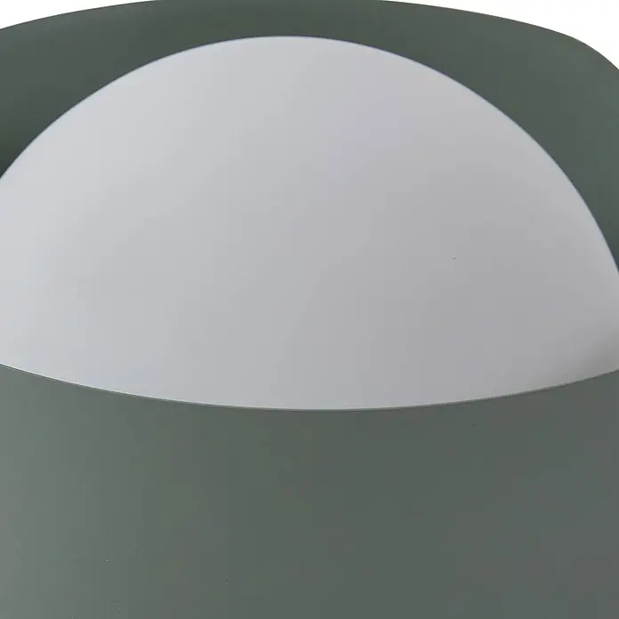 Lindby Tischlampe in grün, Nachttischlampe -  - Gekrümmtes mattes dunkelgrünes Objekt mit glatter weißer Innenseite.