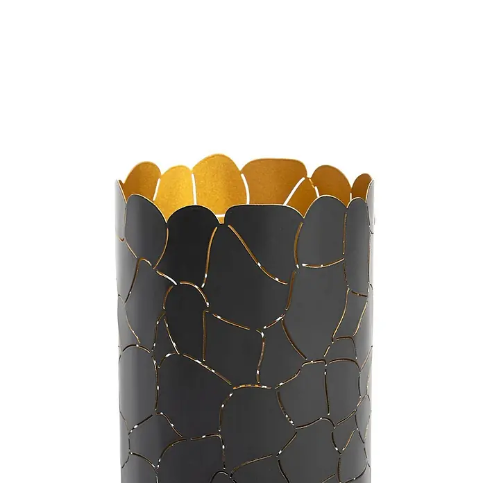 Lindby Tischleuchte Aralena - L x B x H: 15 x 15 x 26,5 cm, schwarz, E27 - Schwarzer und goldener dekorativer Metallhalter mit organischem Ausschnittmuster und gewelltem Rand.