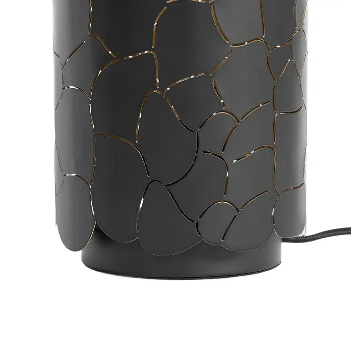 Lindby Tischleuchte Aralena - L x B x H: 15 x 15 x 26,5 cm, schwarz, E27 - Dunkle zylindrische Lampe mit perforiertem organischem Muster, das goldene Innenkanten zeigt. Netzkabel sichtbar.