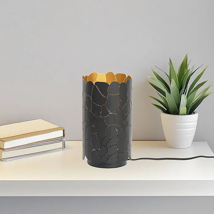 Lindby Tischleuchte Aralena - L x B x H: 15 x 15 x 26,5 cm, schwarz, E27 - Dunkelgraue Tischlampe mit goldener Innenseite und organischem Ausschnittmuster, auf einem Regal stehend.