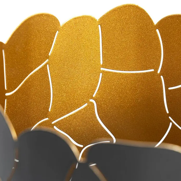 Lindby Tischleuchte Aralena - L x B x H: 15 x 15 x 26,5 cm, schwarz, E27 - Texturiertes gold-graues Dekoobjekt mit filigranem Ausschnittmuster.