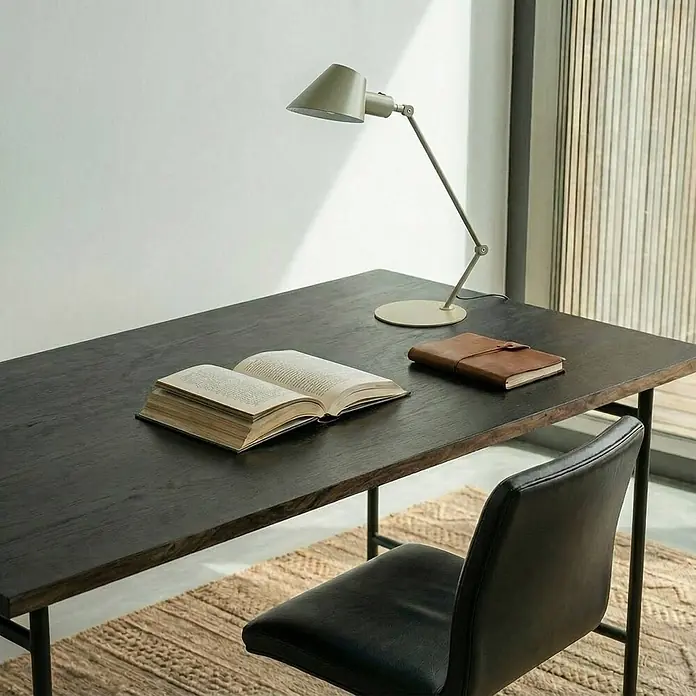 Lindby Tischleuchte Corali - grün, grün, E27 - Dunkler Holzschreibtisch mit offenem Buch, braunem Ledernotizbuch, beigefarbener Schreibtischlampe und schwarzem Lederstuhl.
