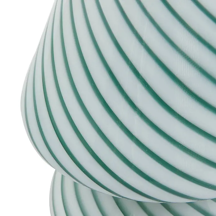 Lindby Tischleuchte Andriana - L x B x H: 15 x 15 x 18,2 cm, grün, grün, E14 - Gekrümmtes Glasobjekt mit weißen und grünen Spiralstreifen.
