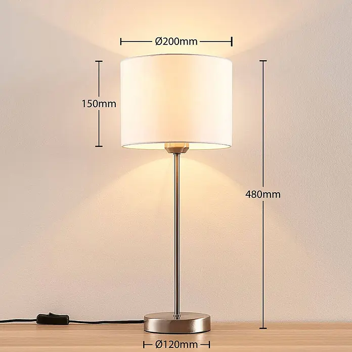 Lindby Tischleuchte Annatina - L x B x H: 20 x 20 x 48 cm, alu / grau / zink, weiß / opal, E27 - Kompakte Tischlampe mit weißem Stoffschirm und gebürstetem silbernem Metallsockel, auf Holzoberfläche.