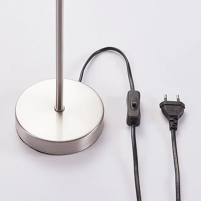 Lindby Tischleuchte Annatina - L x B x H: 20 x 20 x 48 cm, alu / grau / zink, weiß / opal, E27 - Gebürsteter Metallsockel einer Lampe mit schwarzem Netzkabel, integriertem Schalter und einem zweipoligen europäischen Stecker.