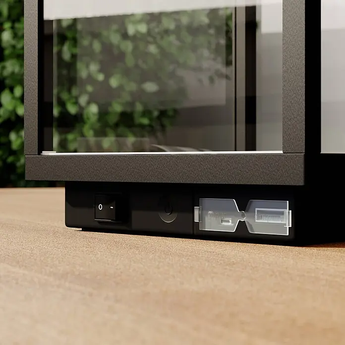 Lucande Tischleuchte Cube - schwarz - Dunkelgrauer Laternenfuß mit Glaspaneelen. Mit Netzschalter, Power-Taste und transparenter Abdeckung für Eingangs-/Ausgangsanschlüsse.