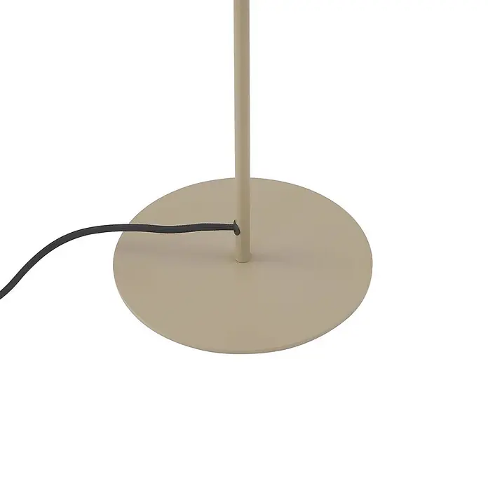 Lindby Tischleuchte Edion - braun / rost, braun / rost, E14 - Beiger Metallfuß einer Stehlampe mit herausragendem schwarzem Textilkabel.