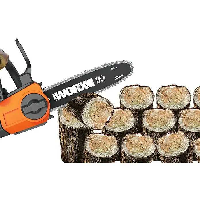 Worx PowerShare 20V Akku-Kettensäge WG322E.9 - 20 V, Li-Ionen, Ohne Akku, Schwertlänge: 25 cm - Eine WORX Akku-Kettensäge, ideal für Baumschnittarbeiten. Die Kettensäge wird neben einem Stapel von Holzstämmen gezeigt.
