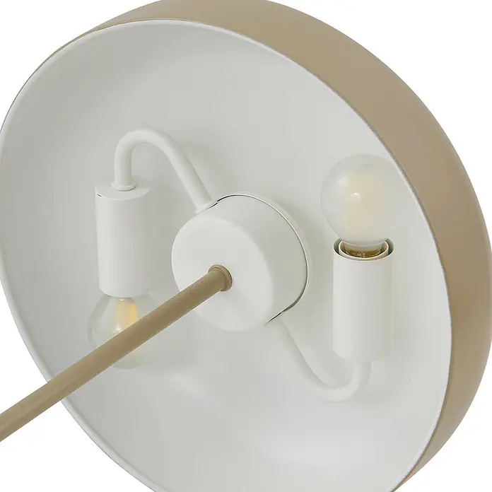 Lindby Tischleuchte Edion - braun / rost, braun / rost, E14 - Nahaufnahme des weißen Lampeninneren mit zwei Glühbirnen, beigem Außenrand und einem zentralen Arm.