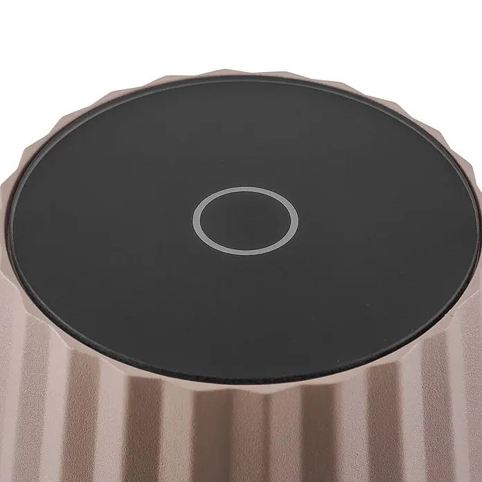Lindby Tischleuchte Esali - creme / amber, creme / amber - Rundes Smart-Gerät mit dunkler, glatter Oberseite und hellgrauer Ringanzeige auf geripptem beigefarbenem Sockel.