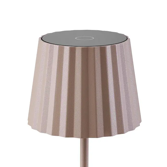 Lindby Tischleuchte Esali - creme / amber, creme / amber - Ein hellbrauner plissierter Lampenschirm mit dunkelgrauer runder Oberseite, auf einem schlanken Stiel.