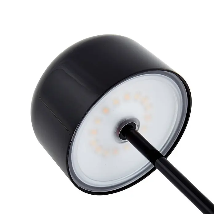 Lucande Tischleuchte Quill - schwarz, schwarz - Schwarzer, glänzender LED-Leuchtenkopf mit mattierter Abdeckung, der orangefarbene LEDs zeigt, an einem schwarzen Arm.