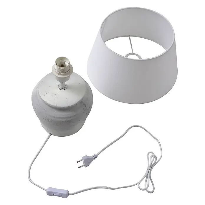 Lindby Tischleuchte Aelith - L x B x H: 30 x 30 x 36 cm, weiß / opal, weiß / opal, E27 - Zerlegte weiße Tischlampe mit hellgrauem Keramikfuß, weißem Stofflampenschirm und Netzkabel mit Schalter und Stecker.