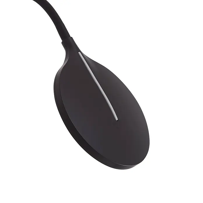 Lindby Tischleuchte Valtaria - schwarz, schwarz - Schwarzer, blattförmiger LED-Leuchtenkopf mit weißem Streifen, an flexiblem Arm befestigt.