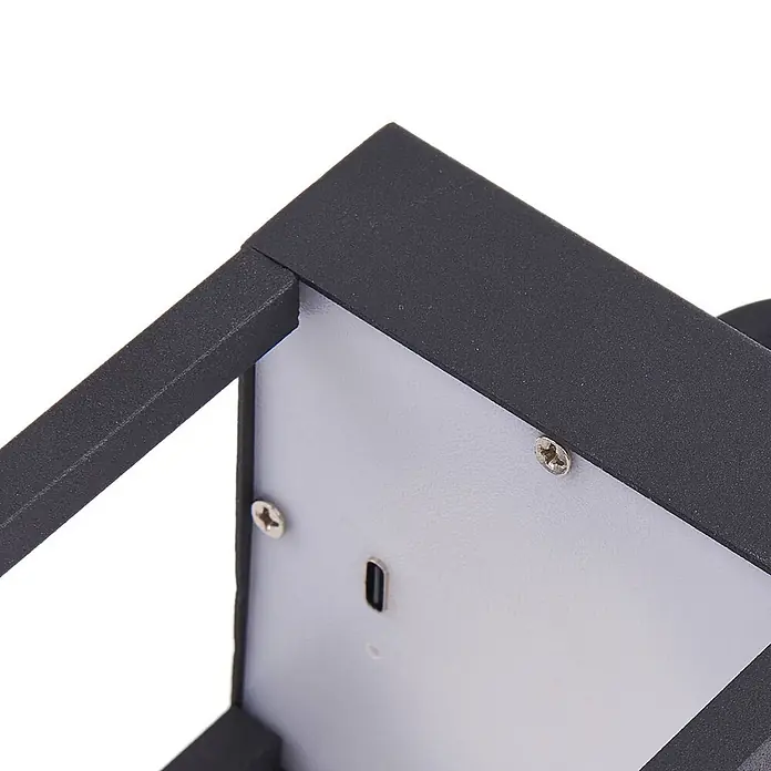 Lindby Tischleuchte Iruna - L x B x H: 9 x 9 x 26,5 cm, schwarz, schwarz - Nahaufnahme einer schwarzen, texturierten Leuchte mit einer hellgrauen Platte, befestigt mit zwei Kreuzschlitzschrauben und einem kleinen USB-Anschluss.