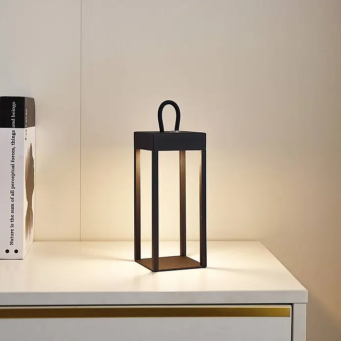 Lindby Tischleuchte Iruna - L x B x H: 9 x 9 x 26,5 cm, schwarz, schwarz - Schwarze moderne LED-Tischleuchte im Laternen-Stil, warmes Licht ausstrahlend.