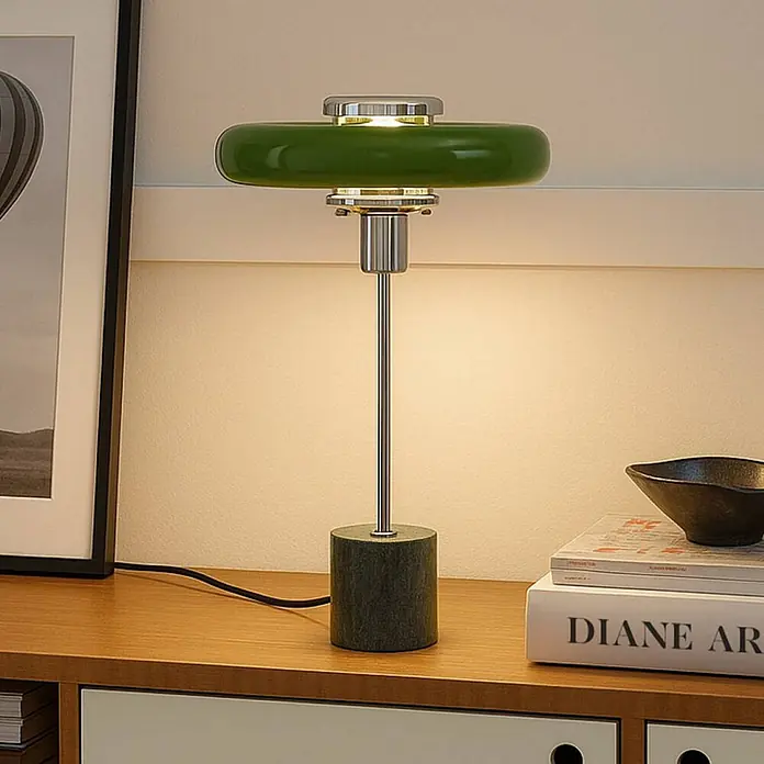 Lindby Tischleuchte Branford - L x B x H: 25 x 25 x 46 cm, grün, grün, E14 - Grüne Tischlampe mit flachem, rundem grünem Glasschirm, Metallschaft und dunkelgrünem zylindrischem Sockel auf einem Holzschreibtisch.
