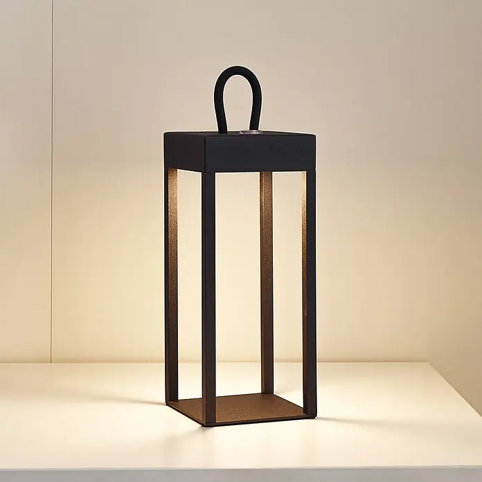 Lindby Tischleuchte Iruna - L x B x H: 9 x 9 x 26,5 cm, schwarz, schwarz - Schwarze rechteckige tragbare LED-Laterne mit Bügelgriff, strahlt warmes Licht aus.