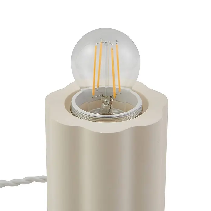 Lindby Tischleuchte Nielson - creme / amber, weiß / opal, E27 - Zylindrischer hellbeiger Lampenfuß mit Wellentextur und freiliegender klarer LED-Birne. Ein weißes geflochtenes Kabel ist sichtbar.