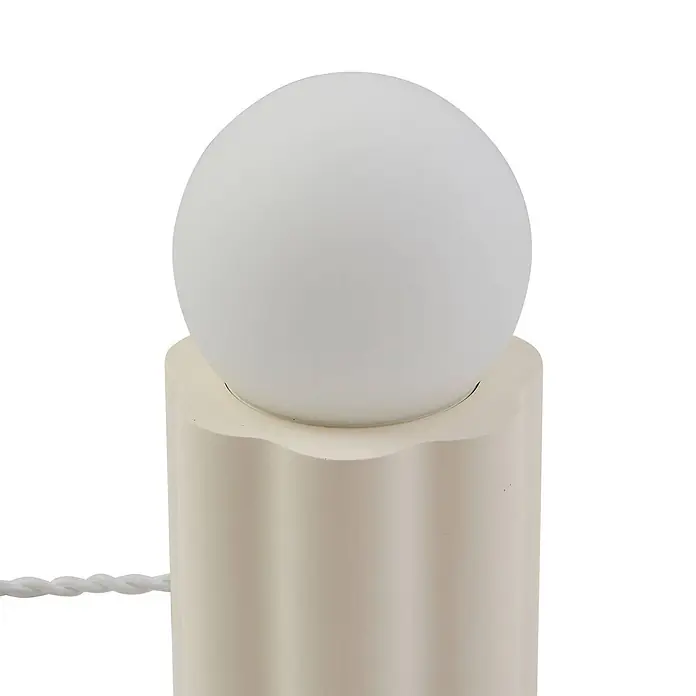 Lindby Tischleuchte Nielson - creme / amber, weiß / opal, E27 - Cremefarbene geriffelte Lampe mit einer mattweißen Kugelbirne und weißem Zopfkabel.