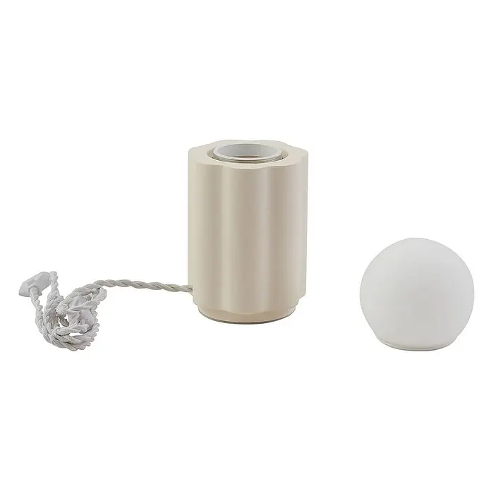 Lindby Tischleuchte Nielson - creme / amber, weiß / opal, E27 - Creme-farbener gerippter Lampenfuß mit grauem geflochtenem Kabel und weißem kugelförmigem Opalglas-Lampenschirm.