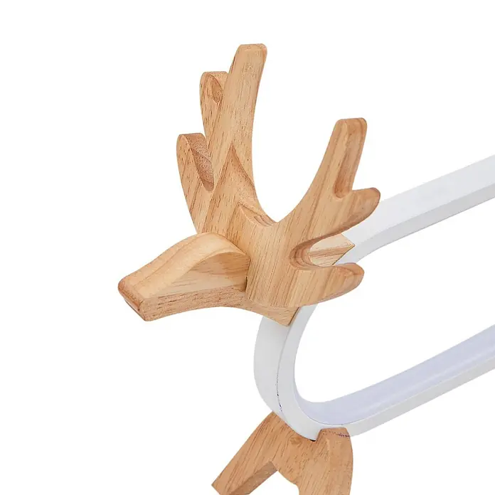 Lindby Tischleuchte Hirvi - L x B x H: 31 x 10 x 23 cm, Holz hell, weiß / opal - Holz-Rehkopf mit Geweih in einem weißen, ovalen Deko-Kleiderbügel.