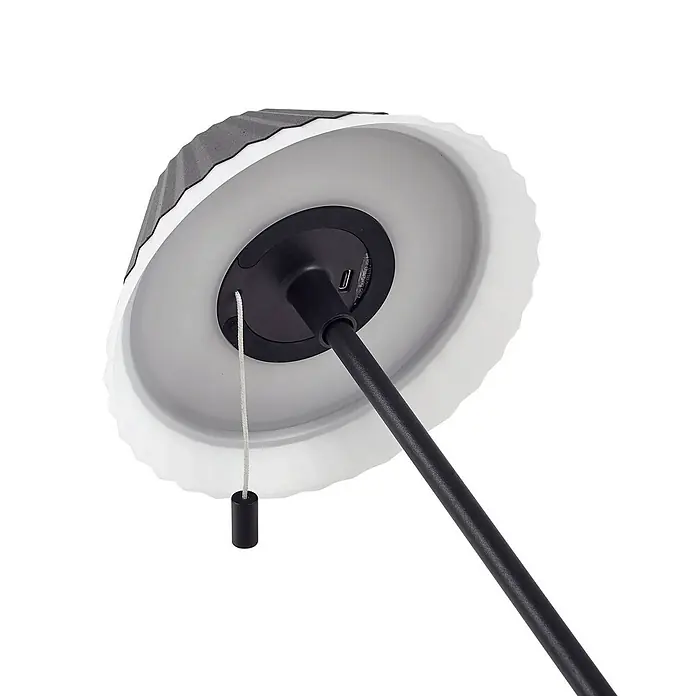 Lindby Tischleuchte Ilvi - L x B x H: 17,5 x 17,5 x 35 cm, schwarz, schwarz - Unterseite eines weiß-grauen plissierten Lampenschirms mit schwarzer Mittelbefestigung, USB-Anschluss, Zugschnur und schwarzer Stange.