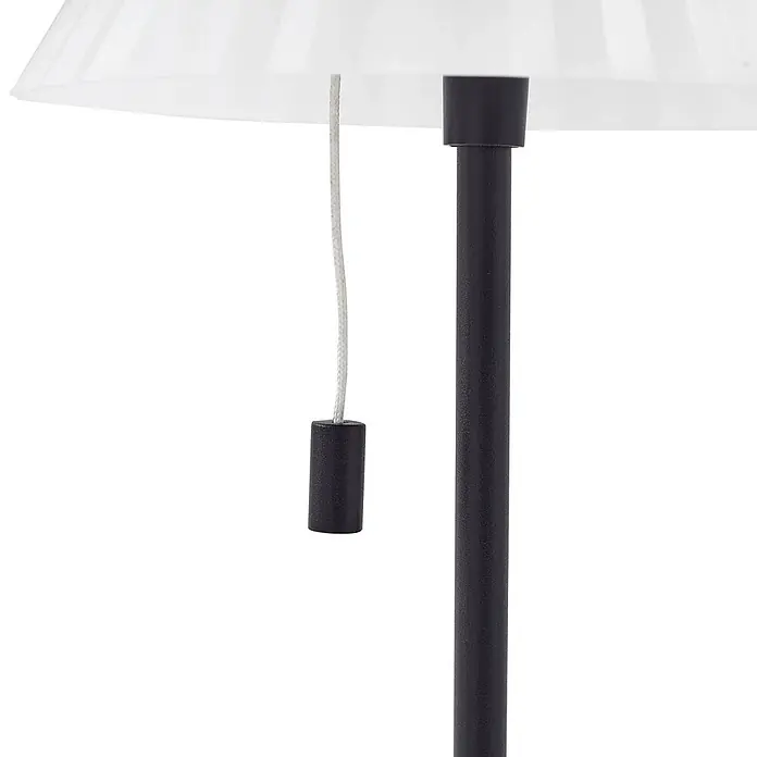 Lindby Tischleuchte Ilvi - L x B x H: 17,5 x 17,5 x 35 cm, schwarz, schwarz - Weißer plissierter Lampenschirm mit schwarzem Ständer und Zugschnur.
