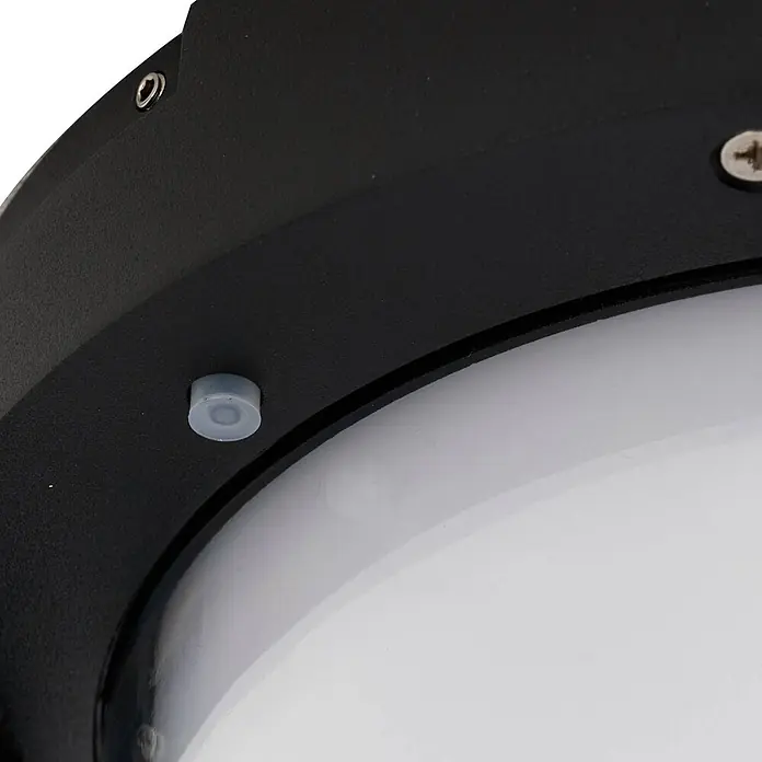 Lucande Tischleuchte Tilena - L x B x H: 21 x 21 x 32 cm, schwarz - Nahaufnahme einer schwarzen, strukturierten Außenleuchte mit weißem Domdiffusor und lichtdurchlässigem Stecker.