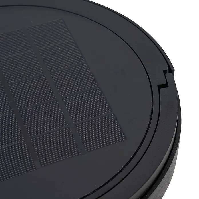 Lucande Tischleuchte Tilena - L x B x H: 21 x 21 x 32 cm, schwarz - Nahaufnahme eines runden schwarzen Solarpanels mit sichtbaren Photovoltaikzellen in einem dunklen Rahmen.