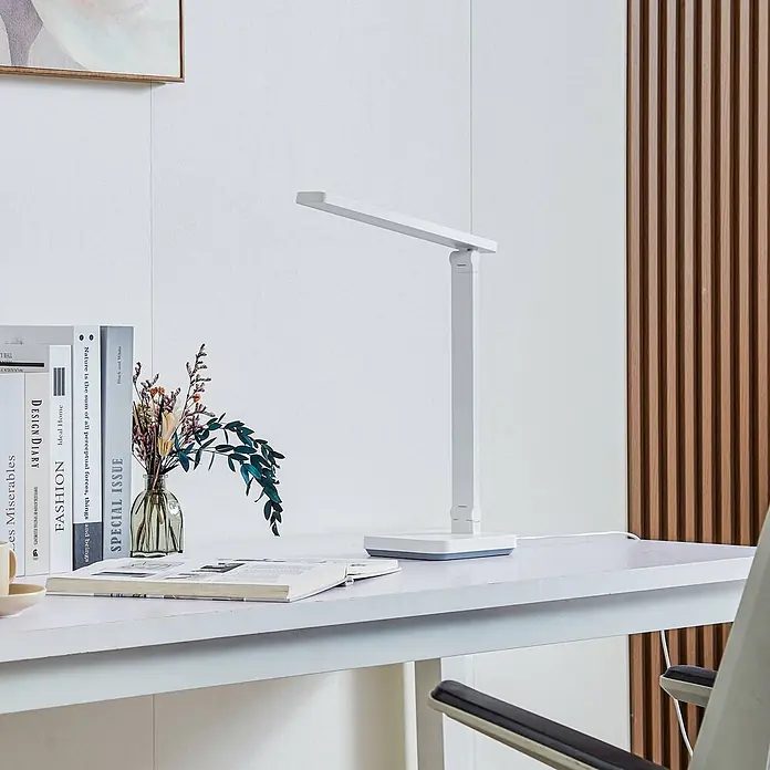 Lindby Tischleuchte Rylas - weiß / opal, weiß / opal - Weiße moderne Schreibtischlampe mit verstellbarem Arm und rechteckigem Kopf auf einem Schreibtisch.