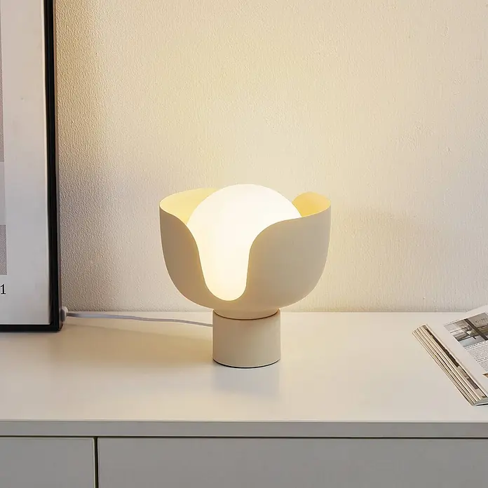 Lindby Tischleuchte Fiora - L x B x H: 20 x 20 x 21 cm, creme / amber, E27 - Cremefarbene Tischlampe mit leuchtender kugelförmiger Lichtquelle.
