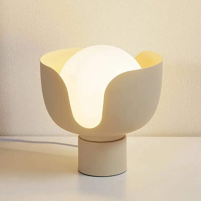 Lindby Tischleuchte Fiora - L x B x H: 20 x 20 x 21 cm, creme / amber, E27 - Cremefarbene Tischleuchte mit skulpturalem, blütenblattförmigem Sockel, der eine leuchtende Kugellampe hält.