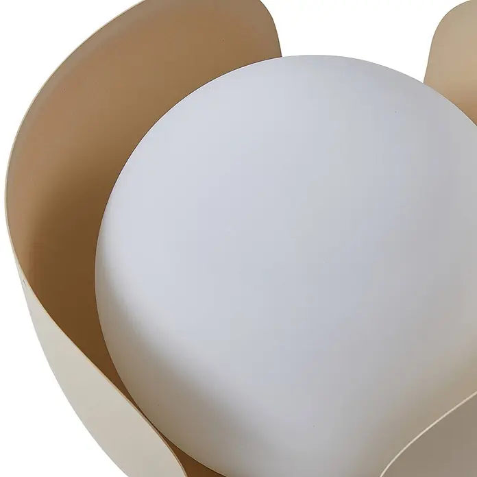 Lindby Tischleuchte Fiora - L x B x H: 20 x 20 x 21 cm, creme / amber, E27 - Weiße kugelförmige Leuchte mit geschwungenen, hellbraunen Blütenblättern einer modernen Lampe.