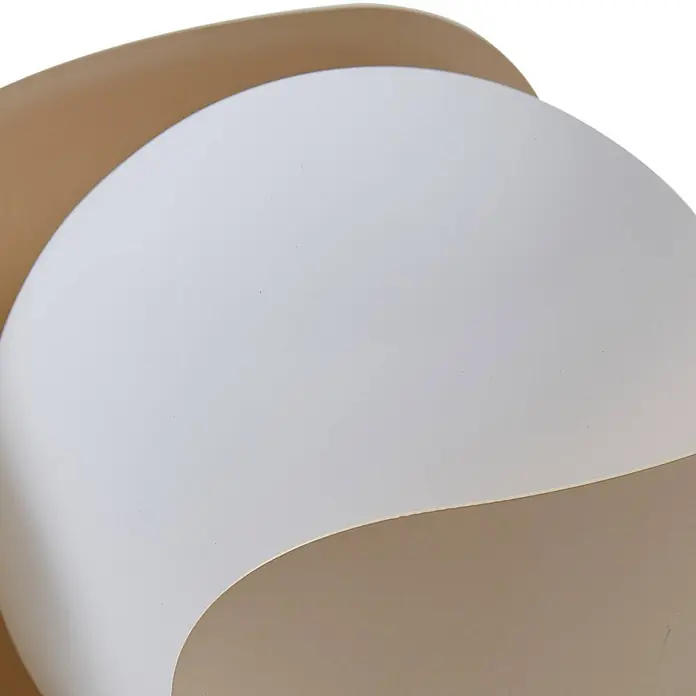 Lindby Tischleuchte Fiora - L x B x H: 20 x 20 x 21 cm, creme / amber, E27 - Zweifarbiges, gebogenes Objekt in Weiß und Hellbraun mit glatten, fließenden Linien.