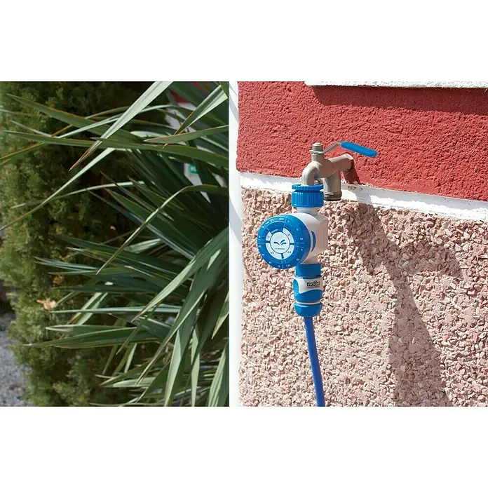 Altadex Programador de riego Clicker - Tiempo de riego: 2 min - 60 min - Primer plano de un temporizador de riego con un conector de manguera azul conectado a un grifo, contra la pared de una casa.