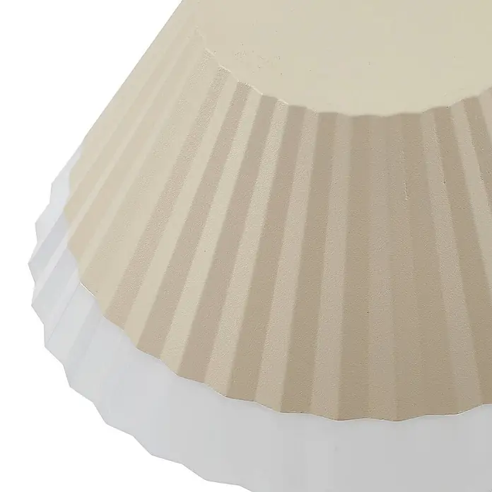 Lindby Tischleuchte Ilvi - L x B x H: 17,5 x 17,5 x 35 cm, creme / amber, creme / amber - Gekerbter zweifarbiger Gegenstand in Beige und Weiß.